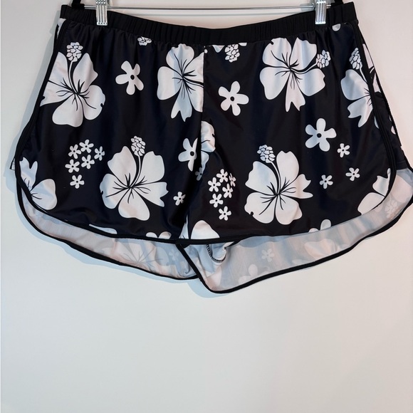 ๐บ SHEIN Plus Size 4XL Hibiscus Floral Swim/Board Shorts โ Black White - Picture 1 of 8